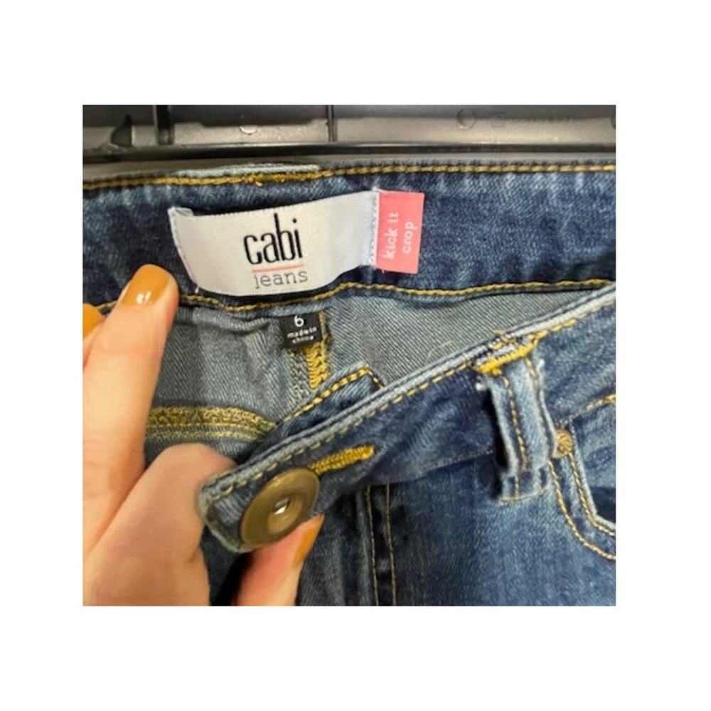 CAbi Women's Medium Wash Kick it Crop Straight leg Raw Hem Sz 6 - Picture 6 of 8